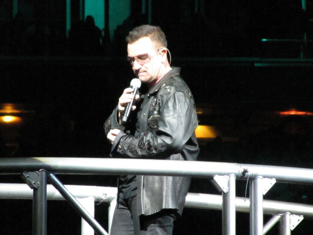 Bono_on_the_bridge