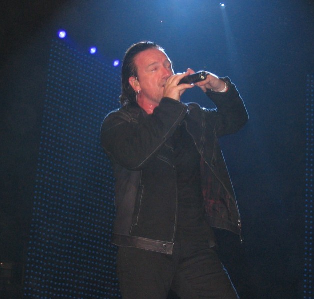 Bono_singing_in_front_of_us