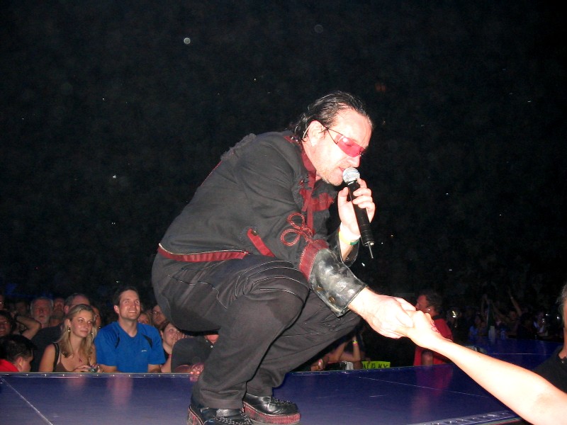 Bono_singing_to_a_girl_beside_us