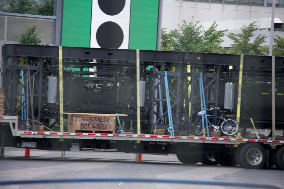 hydraulic unit for video screens - u2 - rogers centre 9july11