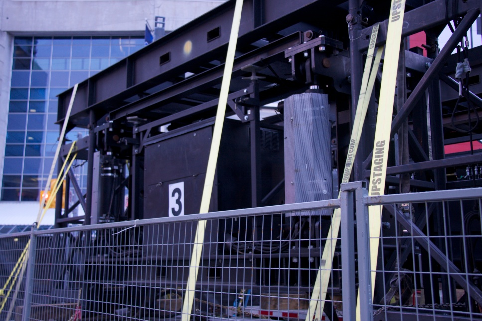 hydraulic unit for video screens - u2 - rogers centre 9july11
