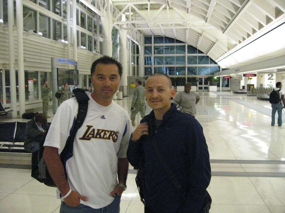 Me_and_Chester_from_Linkin_Park_at_the_airport