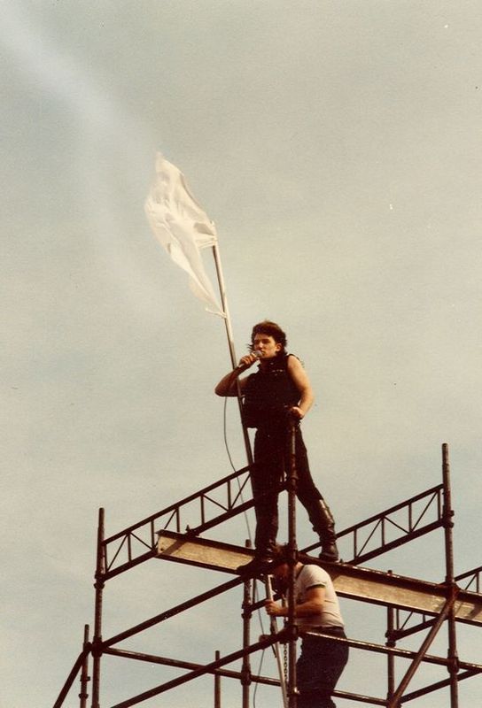 4-13-u2-at-us-festival-bono-climbs-to-top-of-stage-scaffolding.jpg