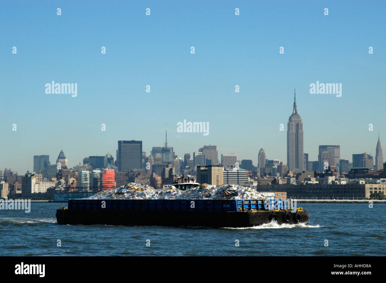 garbage-barge-on-the-hudson-river-new-york-city-usa-AHHD8A.jpg