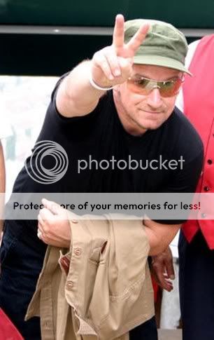 normal_Bono_peace_sign.jpg