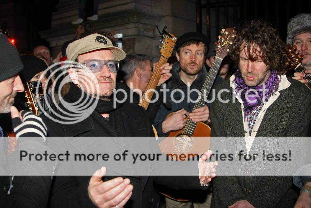 bonobuskingdublin12-24-2011glenhansardMundyDeclanORourkeHothouseFlowersLiamOMaonlai23.jpg