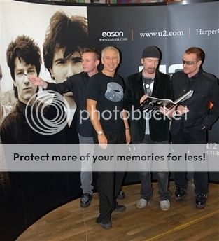 u2booksigndublinsigningLarrydraw9-0.jpg