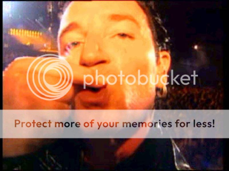Bono-zoo_tv_kissing_camera2.jpg