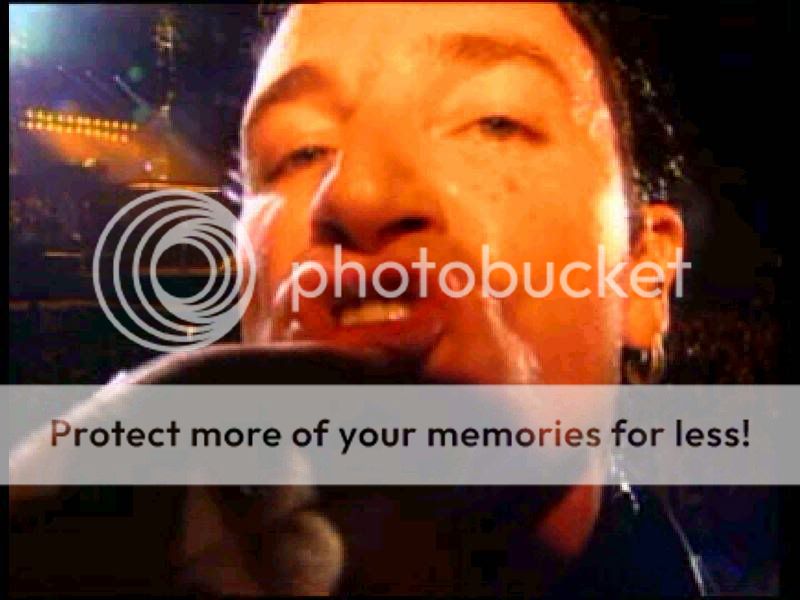 Bono-zoo_tv_kissing_camera3.jpg