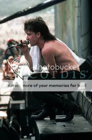 Bono_shirtless_singing.jpg