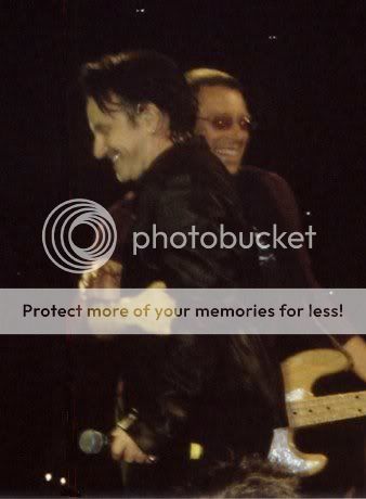 Elevtour-bono_adam_hug.jpg