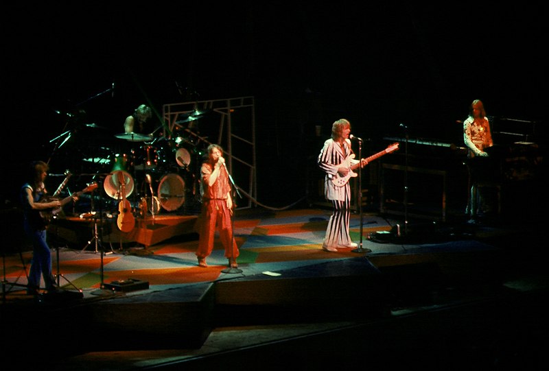 800px-Yes_concert.jpg