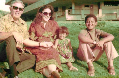 Ann_Dunham_with_father_and_children.jpg