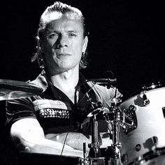 10497f337ccaff96a23d6002ce354cc6--larry-mullen-jr-irish-eyes.jpg