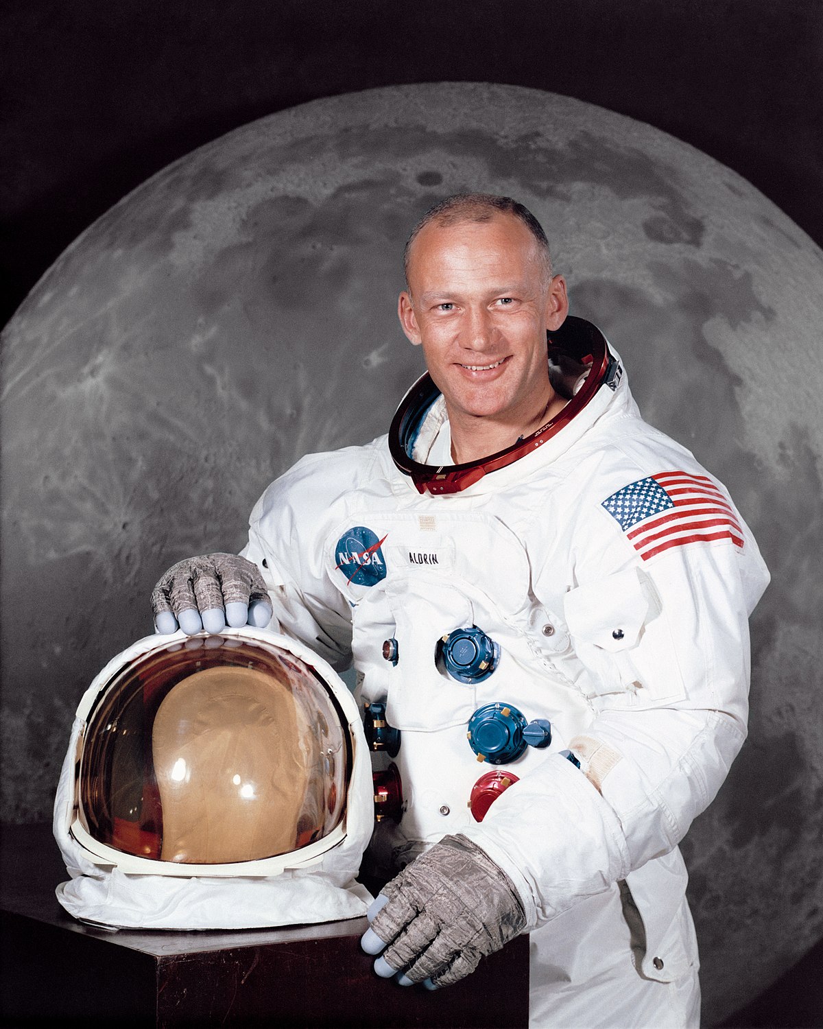 1200px-Buzz_Aldrin.jpg